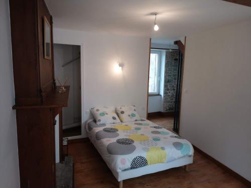 małą sypialnię z łóżkiem w pokoju w obiekcie Gîte des Thins w mieście Saint-Vaast-la-Hougue