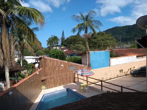 uma vista do telhado de uma casa com piscina em Residencial Villa Nova SUITE em Boicucanga