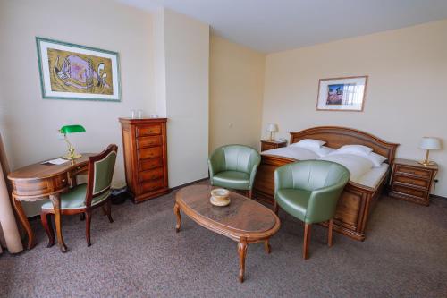Кровать или кровати в номере Pannonia Hotel