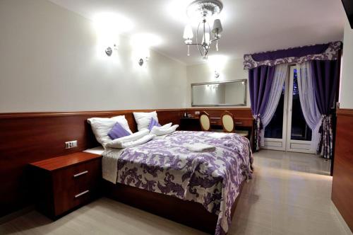ザコパネにあるApi IV Zakopaneのベッドルーム1室(ベッド1台、白いタオル2枚付)