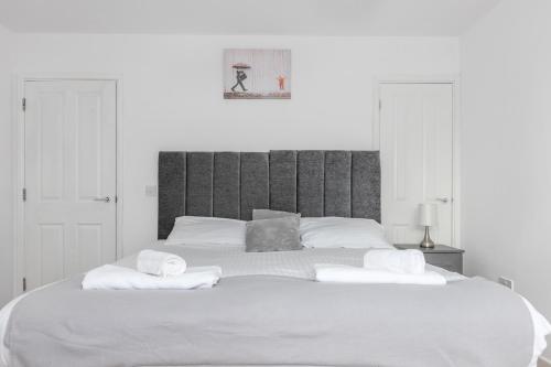 ウスターにあるCosy One Bedroom Apartmentの白いシーツが敷かれた大きなベッドのある白い寝室