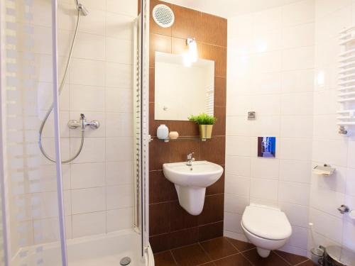 łazienka z prysznicem, umywalką i toaletą w obiekcie VacationClub - Arka Apartament 511 w Kołobrzegu