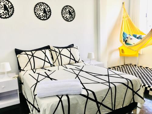 1 dormitorio con 1 cama en blanco y negro y 1 hamaca en Guest Apartment Ipanema, en Río de Janeiro