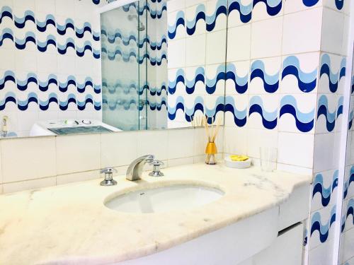 La salle de bains est pourvue d'un lavabo et d'un miroir. dans l'établissement Guest Apartment Ipanema, à Rio de Janeiro