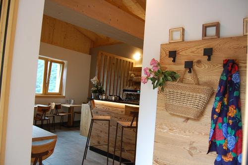 Una cocina y un comedor con mesa y sillas. en Chalet Torcel Affittacamere, en San Lorenzo in Banale