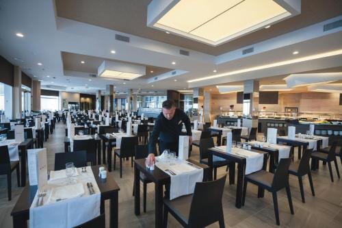Hotel Riu Monica - Adults Onlyにあるレストランまたは飲食店