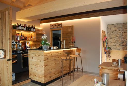 Una cocina o zona de cocina en Chalet Torcel Affittacamere