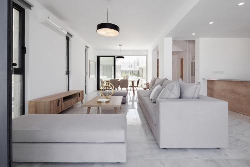 - un salon avec un canapé blanc et une table dans l'établissement Avalon 1 Villa 22, à Paphos