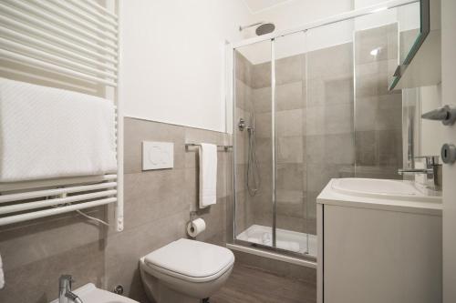 een badkamer met een toilet, een wastafel en een douche bij Contempora Apartments - Cavallotti 13 - B14 in Milaan