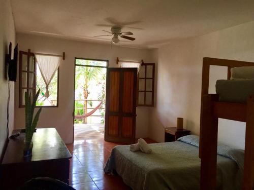 En eller flere senger på et rom på Los Cocos de Vichayito