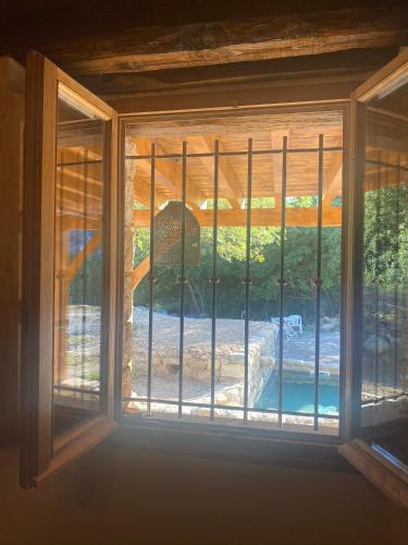d'une fenêtre avec vue sur la piscine. dans l'établissement La bergerie du Chêne, à Omessa