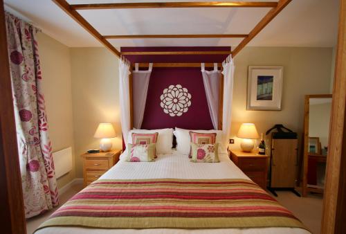- une chambre avec un grand lit à baldaquin dans l'établissement City Centre Skeldergate 2 Bed Apartment with Parking, à York