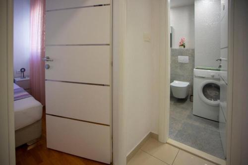een kleine badkamer met een toilet en een wastafel bij Apartment San Marino in Makarska