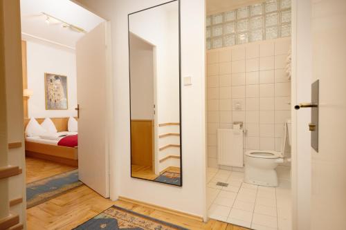 A bathroom at Hotel Liebetegger-Klagenfurt