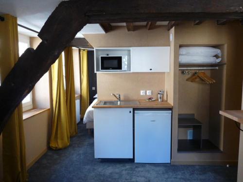 a small kitchen with a sink and a microwave at Le Port Malo in Saint Malo