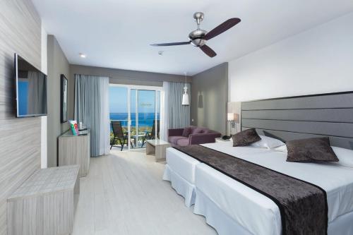 Ένα ή περισσότερα κρεβάτια σε δωμάτιο στο Hotel Riu Palace Tenerife