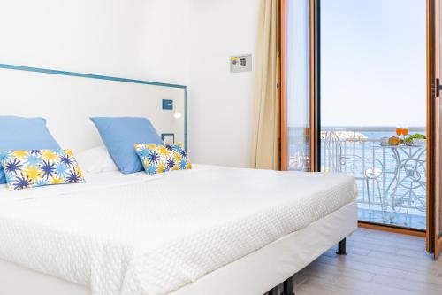 Postel nebo postele na pokoji v ubytování Sapphire Rooms