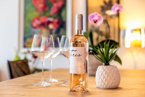 une bouteille de vin posée sur une table avec des verres dans l'établissement LE FRANCIA II AP4197 By RIVIERA HOLIDAY HOMES, à Nice