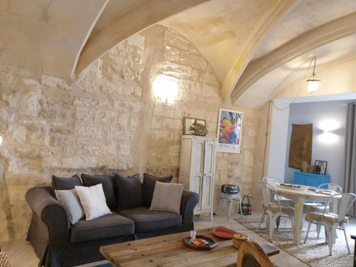 een woonkamer met een bank en een tafel bij Arles Rental-Côté Forum. in Arles