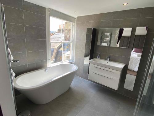 Galeriebild der Unterkunft Bath Roof Terrace Apartment, City Centre, Sleeps up to 8 in Bath