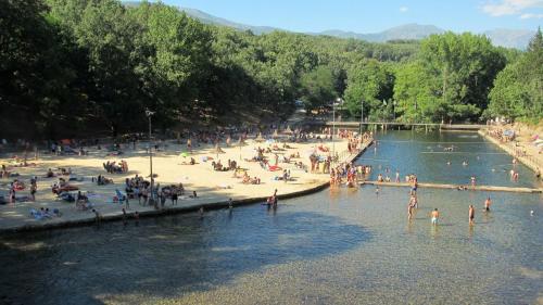 a group of people on a beach in the water at Casa rural Paraje de Yuste in Cuacos de Yuste