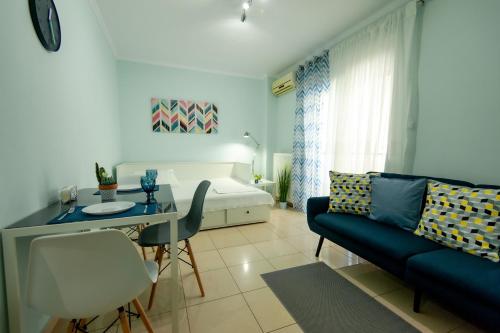- un salon avec un canapé et une table dans l'établissement Aegean studio by the sea II, à Peraia