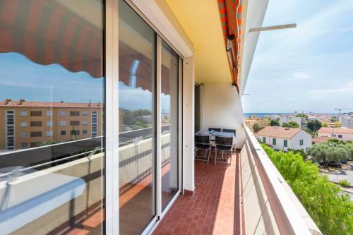 Un balcon sau o terasă la BNB RENTING spacious 2 bedroom apartment in Antibes center with a parking