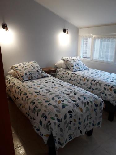 een slaapkamer met 2 bedden en een dekbed bij L école buissonnière in Le Nouvion-en-Thiérache