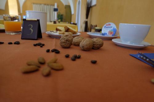 una mesa con nueces y pan encima en Hostel il Tetto, en Melfi