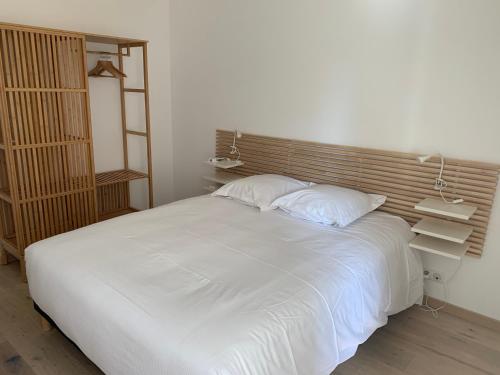 En eller flere senge i et værelse på BLUE LAKE