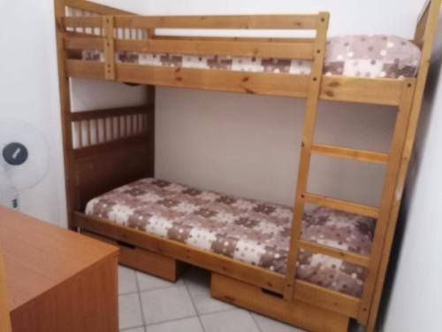 1 Schlafzimmer mit 2 Etagenbetten mit einer Leiter in der Unterkunft Casa Esperanto in Favignana
