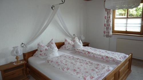 2 bedden in een slaapkamer met witte muren bij Ferienwohnung Peschl Langdorf Bayerischer Wald in Langdorf