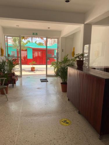 Hotel Posada Edem في كوزوميل: غرفة فارغة مع لوبي فيه نباتات الفخار