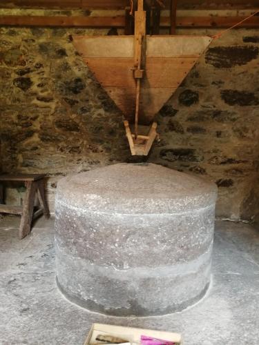 a stone barrel in a room with a wooden ceiling at Apartamento A Fabrica in Santiago de Compostela