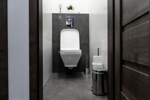 łazienka z białą toaletą w kabinie w obiekcie Apartament Oliwska Przystań w Gdańsku