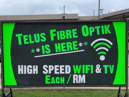een bord met de tekst Telus Fiber Optic is hier, snelle wifi en tv bij Dockside Inn in Cold Lake