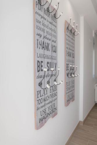 a wall with a sign that reads thank you be silly at Pensión Casa do Gallo Sarria in Sarria