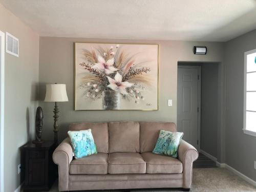 un soggiorno con un divano e un quadro sul muro di Tiki Beach Condo 1 a Campbellsport