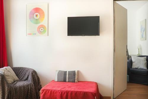 TV a/nebo společenská místnost v ubytování Logis Hôtel La Villa Boucicaut