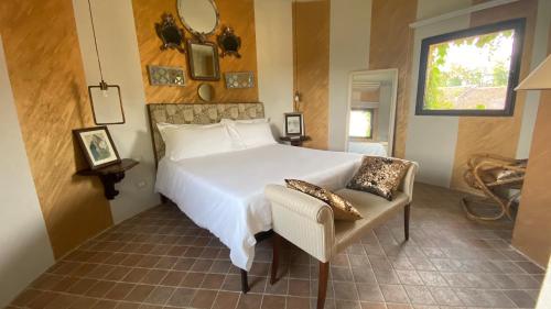 Ένα ή περισσότερα κρεβάτια σε δωμάτιο στο Relais Cascina Scottina