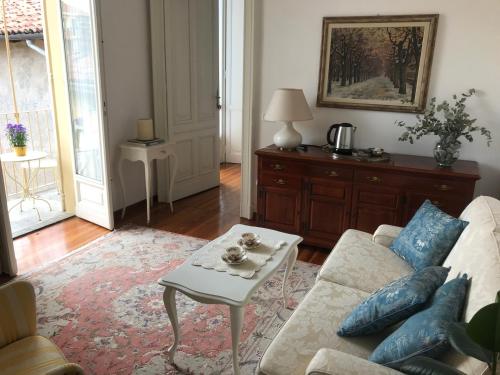 sala de estar con sofá y mesa en A due passi dal Duomo 2 en Biella