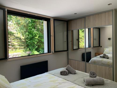 um quarto com 2 camas e uma grande janela em Aux Pierres Du Clos - Les 3 Vallées em Brides-les-Bains