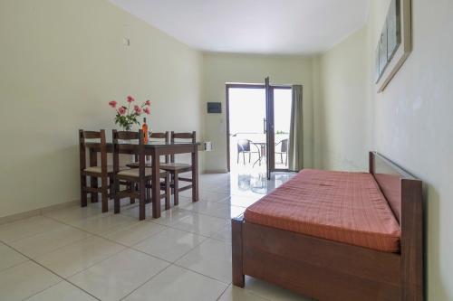 Postel nebo postele na pokoji v ubytování Sandy Suites