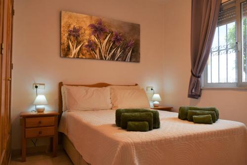 1 dormitorio con 2 camas y un cuadro en la pared en Ground Floor Apartment - Opposite pool C, en Playas de Orihuela
