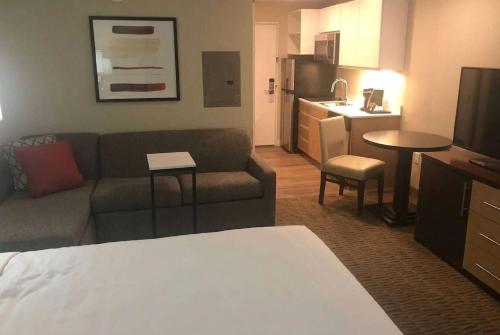 Dapur atau dapur kecil di Hawthorn Extended Stay by Wyndham Monahans
