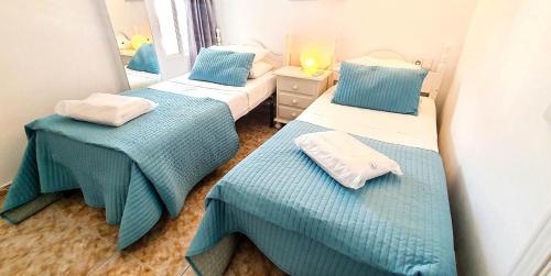 マルベーリャにあるSkol 708 Fantastic 2 Bedroom Apartment For Holiday Rentalsの青と白の部屋のベッド2台