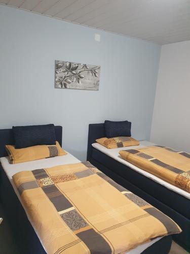 2 Betten nebeneinander in einem Zimmer in der Unterkunft Casa Künske in Halle Westfalen