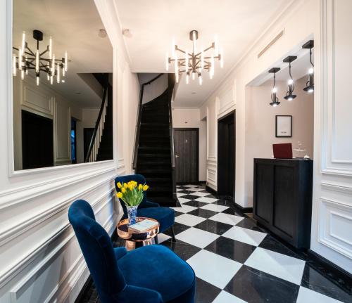 a lobby with two chairs and a table and a mirror at De Ware Jacob Boutique Hotel in Amsterdam