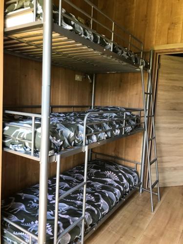 ヴィルトンにあるChalet des Marmottesのボトルワインをたくさん用意した客室の二段ベッド1台分です。