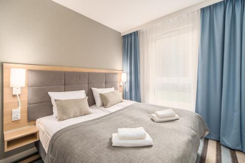 A bed or beds in a room at Bel Mare Apartments by Renters